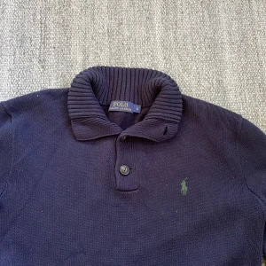 Ralph lauren knit  - Ralph lauren Buttom half up! Riktigt fet tröja som passar bra att ha skjorta under passar S bra och funkar till M med! Bra cond 