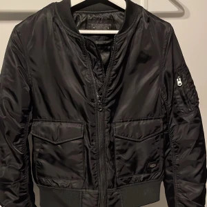 Bomberjacka  - Jackan är ganska tjock