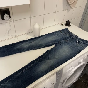 Tiger of Sweden jeans NYA - Modell: evolve Storlek: 33/32 ( se bild ) Oanvända!!  Säljer pga dom inte passade   Nypris 1 599kr
