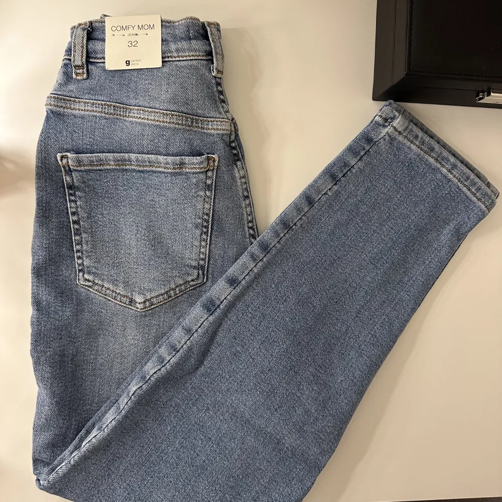 Helt nya jeans, har aldrig använt. Rensar garderoben, titta även in andra jeans och byxor som jag säljer för bra pris.. Jeans & Byxor.