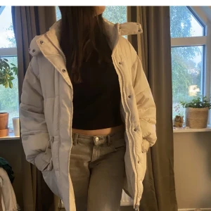 Beige vinterjacka - Stor o mysig vinterjacka köpt för ca 2år sedan, har inte kommit till användning tyvärr.❤️bra skick 