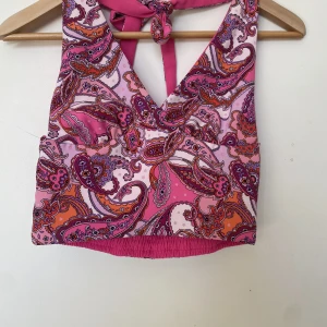 Rosa mönstrad topp - Rosa mönstrad topp från bikbok i storlek xs. Toppen är tvåfärgad vilket gör att du kan variera genom att vända ut och in på den. Använd 1 gång 