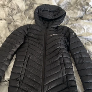 Peak performance jacka - Säljer denna för den tyvärr börjar bli för liten på mig❤️ nypris ca 2,500kr 