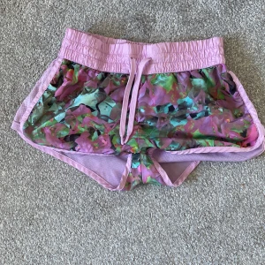 Tränigshorts  - Säljer min tränigshorts från Lindex 