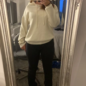 Kofta - Säljer denna tröja som jag köpte på Plick för någon dag sedan, den är super fin🫶🏼