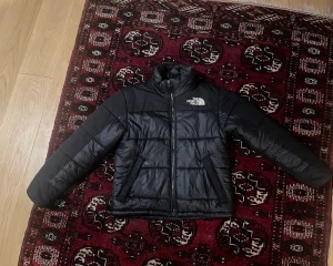 The north face dunjacka - Säljer min the north face dunjacka då den är för liten. Storlek: Medium (passar small beroende på hur du vill att den ska sitta). Inga defekter