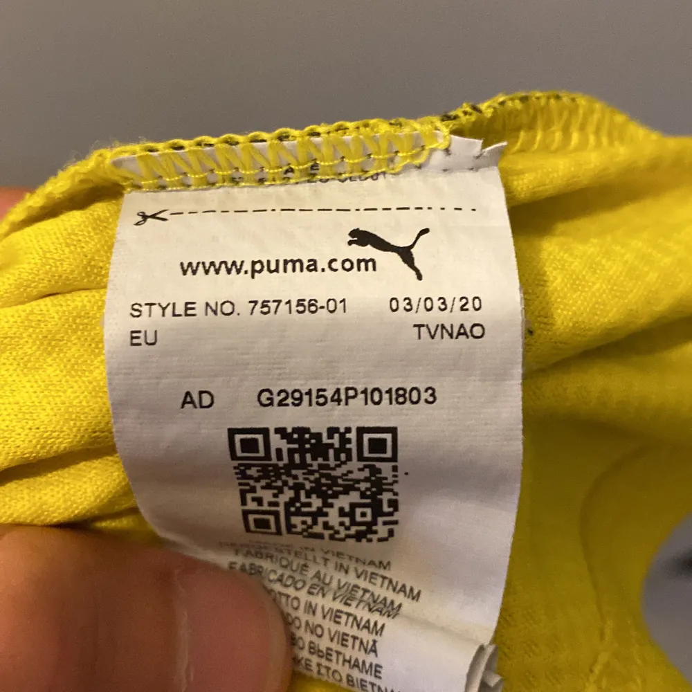 Jättefin tröja från butiken i Dortmund. Den är i 9/10 skick och i storlek M. Den är äkta vilket visas på tredje bilden. Priset kan diskuteras lite. Hör av er vid några frågor!. T-shirts.