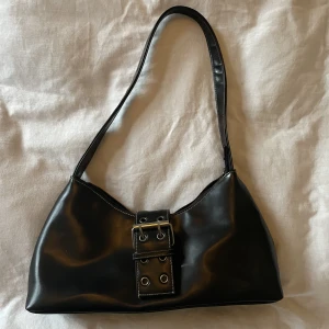 Väska - Säljer denna supersnygga väska i väldigt bra skick! Den är köpt secondhand⭐️