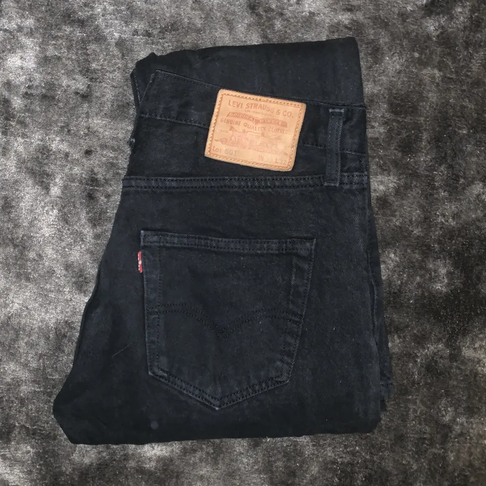 Säljer mina svarta Levis 501 jeans då jag inte använder de alls längre. Skick 8/10. Köpta för 1299kr. . Jeans & Byxor.