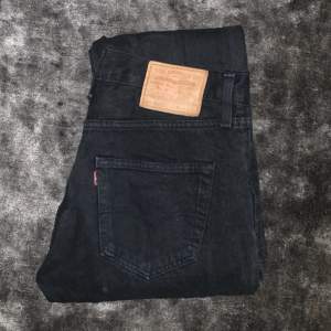 Säljer mina svarta Levis 501 jeans då jag inte använder de alls längre. Skick 8/10. Köpta för 1299kr. 