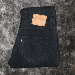 Levis 501 jeans - Säljer mina svarta Levis 501 jeans då jag inte använder de alls längre. Skick 8/10. Köpta för 1299kr. 