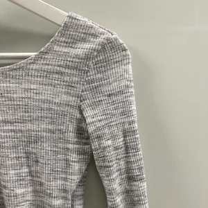 Topp  - Grå topp med detaljer i ryggen, strl xs. 