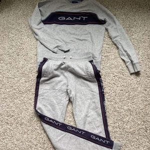 Gant mjukis set - Grå Gant mjukis set i 9/10 skick. Storlek: 170cm/15 år. Överdel nypris: 799kr.  Mitt pris överdel: 399kr. Underdel nypris: 899kr. Mitt underdel pris: 499kr. 