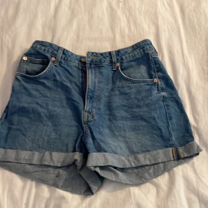 Blå jeansshorts - Ett par blåa jeansshorts från Hm. Det är i ett bra skick. Inga skador eller så. 