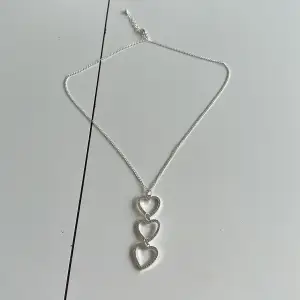 Ett gulligt, oanvänt halsband från Ur&Penn! Inte äkta silver.🥰