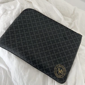 by malene birger datorfodral - Datorfodral från Malene Birger, det är mörkgrått och svart. Har inga defekter💞 Buda!! Köp direkt för 1300. (Söker också ett beige/vit malene birger datorfodral, skriv gärna om ni har!)