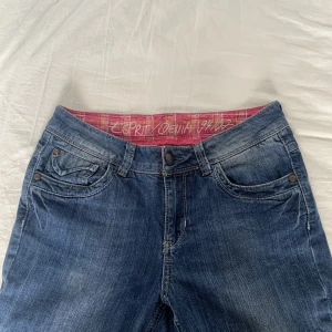 Esprit - Lågmidjade jeans från esprit. Storlek 28/30, passar mig som vanligtvis bär 25/32, sitter dock lite löst i midjan. Skriv för fler bilder! Pris kan diskuteras 