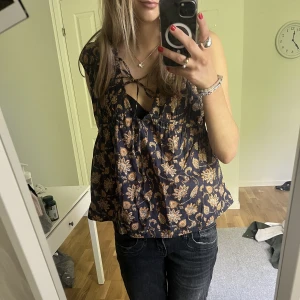 Mango blus - Trendig blus  från mango med prislappen kvar!!