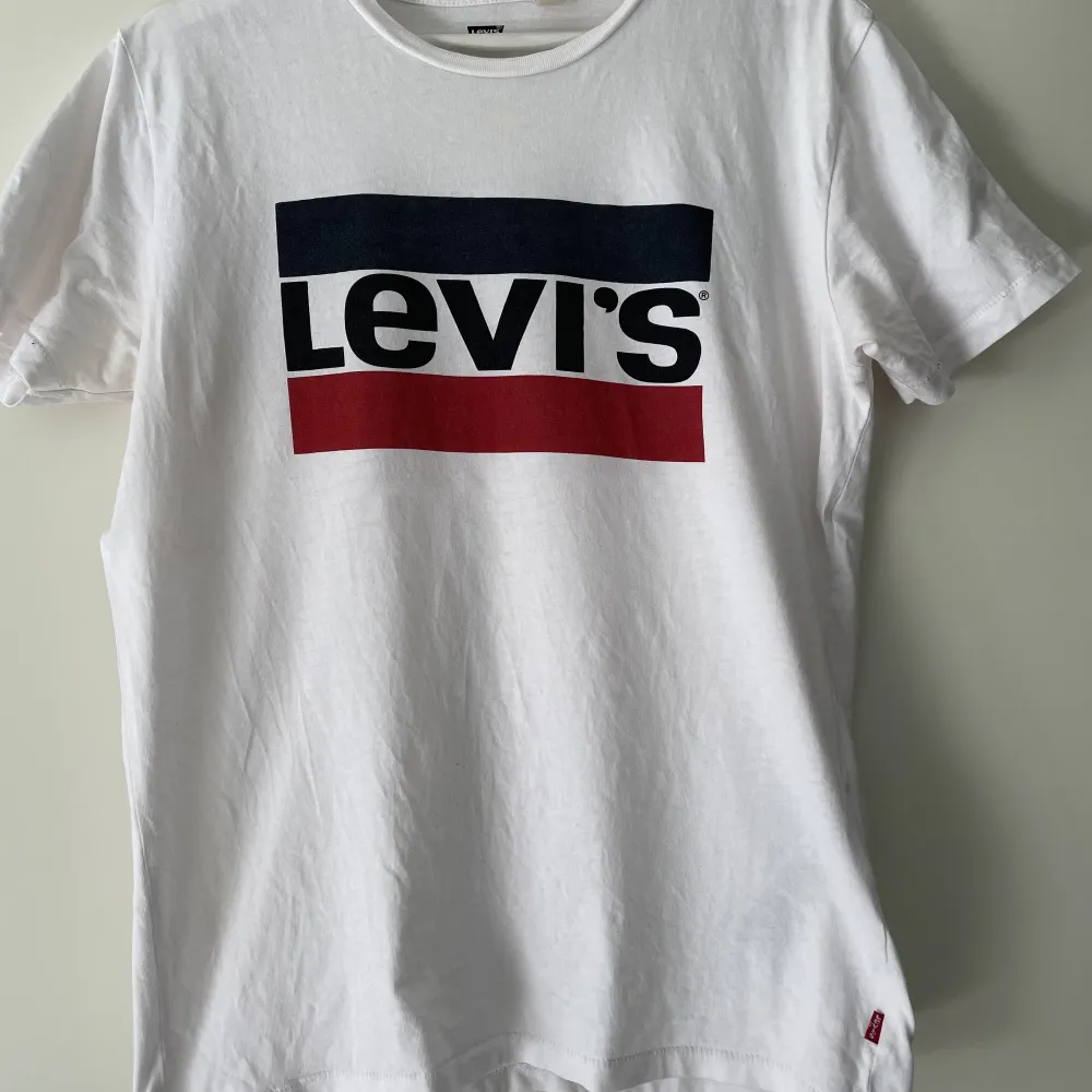 Levi’s t-shirt, minns ej när den är inköpt eller om den ens är använd. Är i bra skick.. T-shirts.