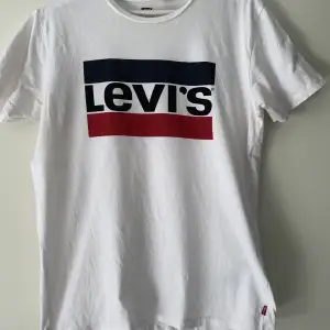 Levi’s t-shirt, minns ej när den är inköpt eller om den ens är använd. Är i bra skick.