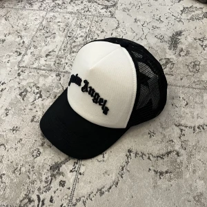 Palm Angels keps - Palm Angels keps som är helt i nyskick och knappt använd. Köpt på Luisaviaroma. Vid frågor är det bara att skriva och ifall du vill ha äkthetsbevis är det oxkså bara att skriva så skickar jag bilder 