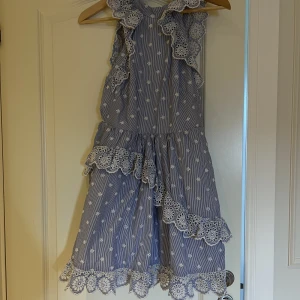 söt klänning  - Söt klänning med halterneck och öppen rygg. 