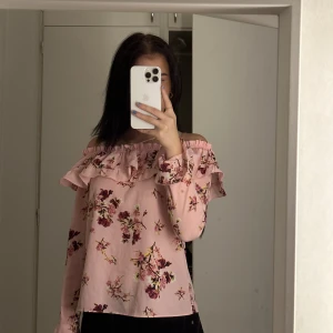 Offshoulder blus - Säljer denna supersöta blus från hm. Sparsamt använd. Storlek xs på den🩷🌸