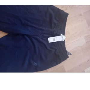 Adidas byxor  - Helt nya med lapparna kvar 