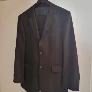 Hej   Säljer en kostym som knappt är använd nyskick.   Färg: Svart   Storlek: 48 (medium)   Pris: 600 kr