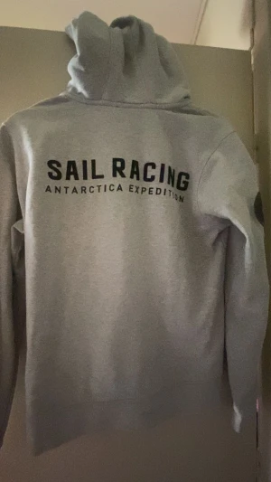 Hoodie SAOL racing - Säljer nu min fina sailracing hoodie, den är äkta. Är i barnstorlek men funkar även för äldre! ett litet litet hål vid handen men finns bild på det om ni vill ha det!
