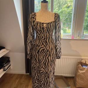 Säljer en super fin långklänning i leopard mönster från Gina Tricot! Fint skick! Storlek 34 
