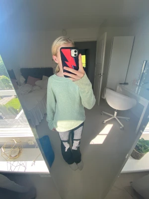 Grön stickad tröja Vero Moda - Superfin grön stickad tröja från veromoda. Säljer på grund av att den inte kommer till användning. Köpte för cirka 250kr säljer för 149kr eftersom att den är i bra skick. Pris kan diskuteras.💘