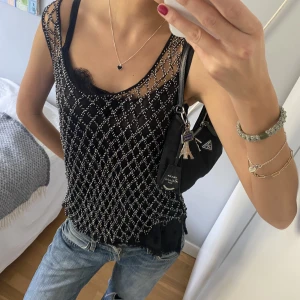 Partylinne  - Så jäkla fint glitter/nät-linne, den absolut perfekta fest toppen🥳👯‍♀️! Här har jag bara ett svart linne under men även så najs att ha en typ kroppad tröja över! Tycker det här linnet är så fint men använder det tyvörr aldrig😭endast använt en gång