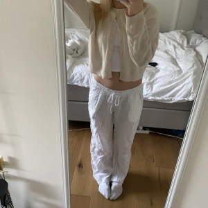 Linnebyxor  - Vita lågmidjade linnebyxor från Chelsea! Säljer pågrund av att dem är lite för stora för mig. 