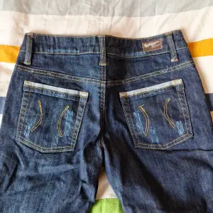 Snygga vintage jeans. Sitter som S, eller 28/34. Dam modell. Skriv om ni har funderingar :)