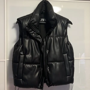 VÄST I SKINN IMITATION  - Jättefin väst den Zara i skinn imitation, endast använd ett fåtal gånger så västen är i väldigt fint skick🩷