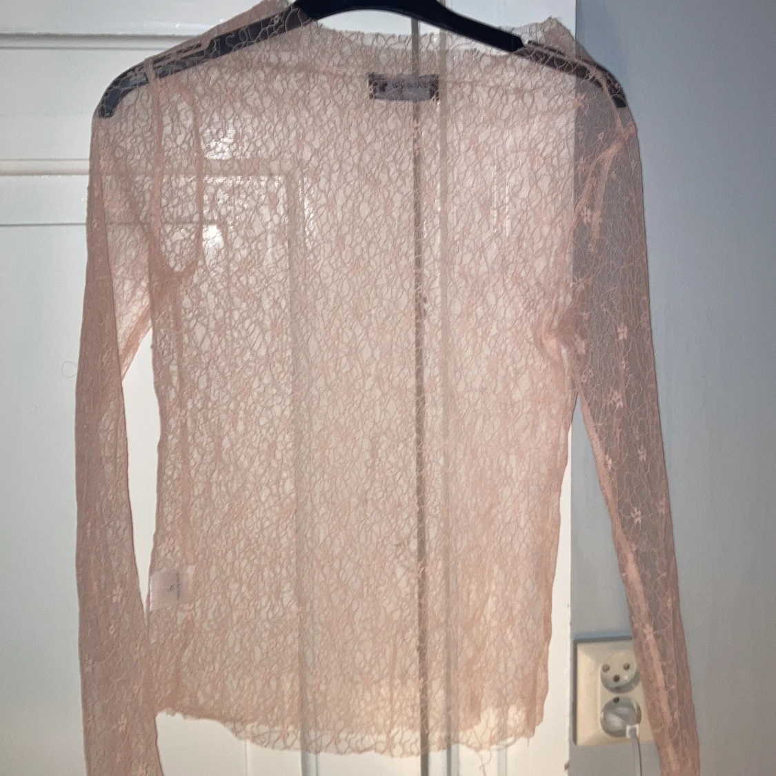 En ljusrosa tröja i hel spets - 90