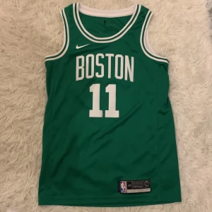 Basketlinne Boston Kyrie Irving 11 - Säljer nu mitt basketlinne då det är för litet. Storlek S kanske passar M jag har L och de passar ej mig.  Orginal pris 899 kr