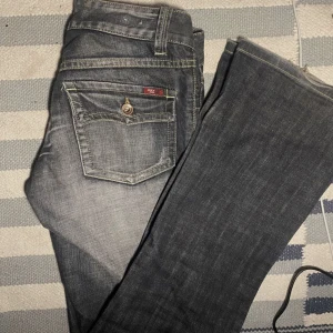 Lowrise Bootcut jeans - Skitsnygga vill verkligen inte sälja dom men de har blivit försmå😢storlek 34 Midjemåttet är ungefär 76cm, innerbenslängden är 82cm Möts upp i sthlm💕 Tryck inte på köp nu🙏🏼