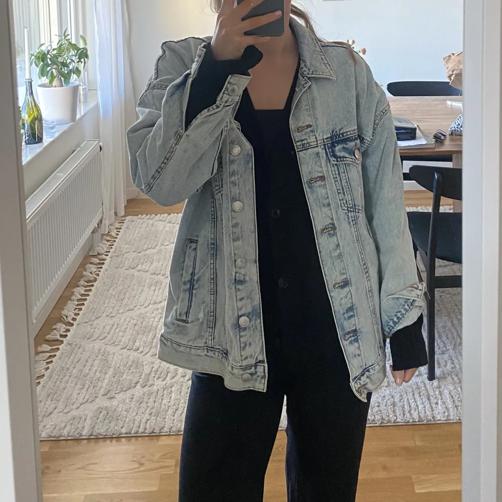 Oversized jeansjacka, passar xs s och m, dock är lappen bortklippt så vet ej storlek. Från Berskha och endast använd fåtalet gånger! Perfekt jacka till våren och sommaren . Jackor.