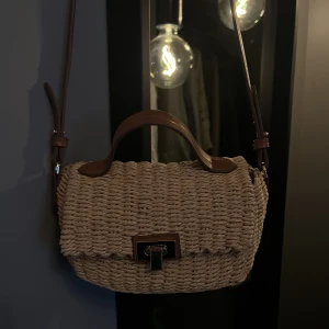Stråväska - Supersöt crossbody sommarväska🤎