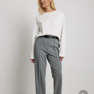 Nakd kostym byxa i grå storlek 34 i helt ny skick.   - Nakd kostym byxa i grå storlek 34 i helt ny skick. Säljs för att är för lång och retur tiden har gått ut. Köpt för 499 kr och säljs för 300 + frakt. 