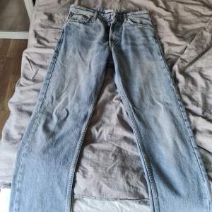 Ett par jeans son jag knappt har använt i storlek 27/30 och loose fit.