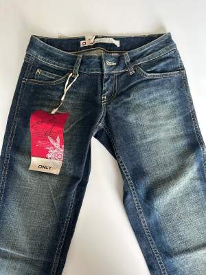 Jättesnygga low waisted jeans. Passar tyvärr inte mig så säljer vidare:) köptes för 500 men säljs nu för 250!