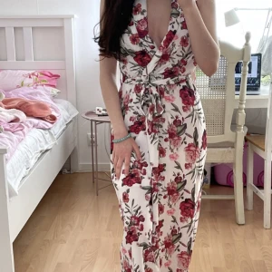 Blommig sommarklänning  - Blommig sommarklänning i storlek XS-S. Passar perfekt för sommaren. För bara 180kr💕
