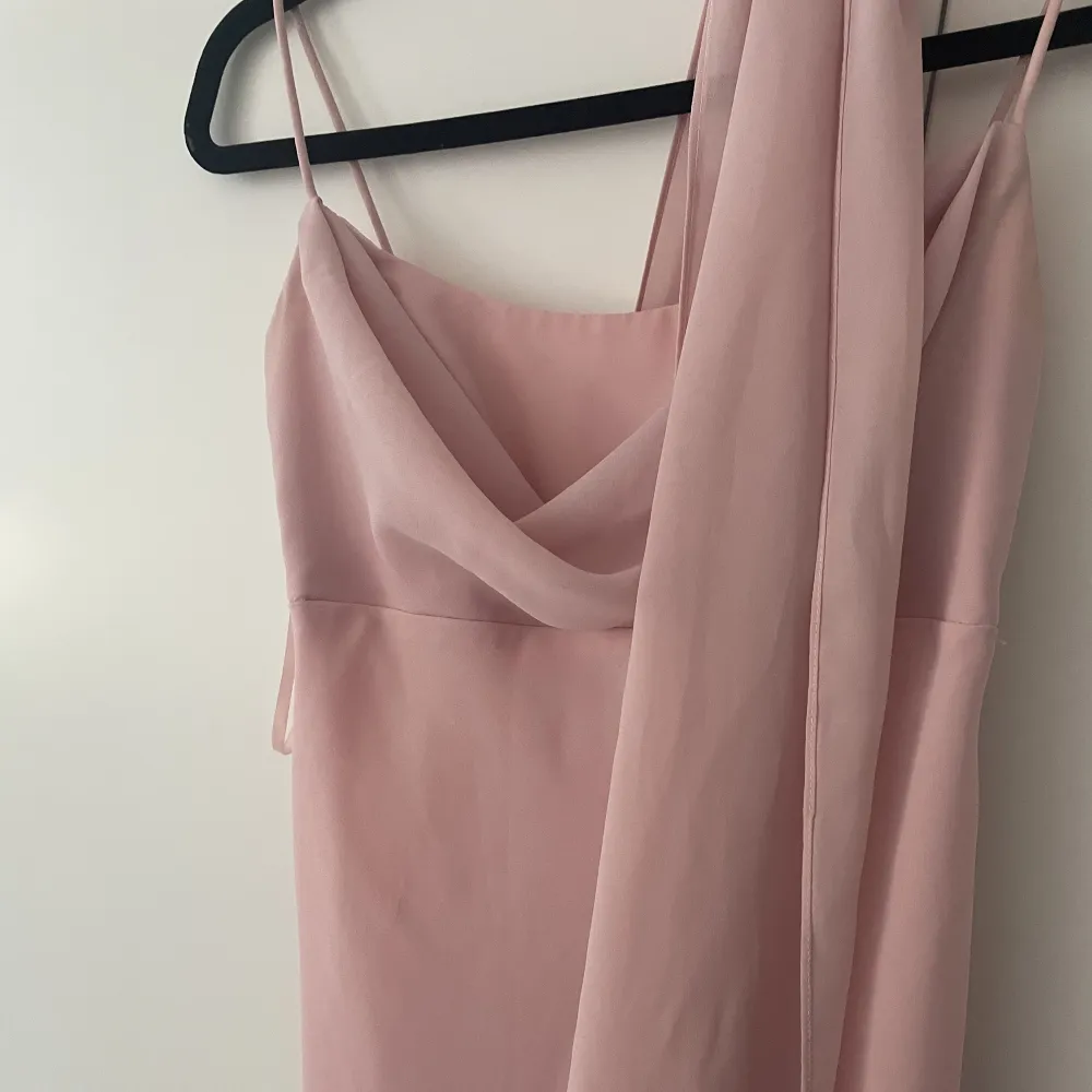 Flera års gammal (över 10+ år av mamma) vintage rosa långklänning  i gammalt skick. Finns flera fläckar längre ner.  Strl är mellan M-S och för stor för mig som är XS. Köp för 300. Klänningar.