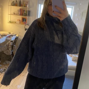 Stickad mörkblå tröja - Mysig stickad tröja i storlek L men passar bra på mig som är en storlek M. Nästan oanvänd. 