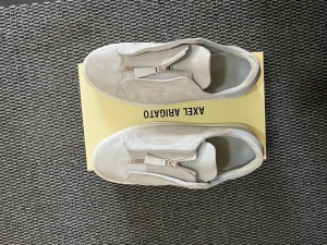 Arigatos - Ett par snygga arigatos som jag ej använder längre. Passar fint till sommaren. Pris kan diskuteras vid snabb affär. Nypris 2300kr.