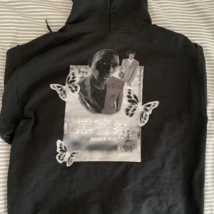 Hoodie med tryck - Super cool hoddie med stort tryck på baksidan👌