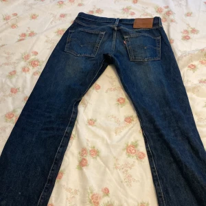 Levis 501  - Ett par Levis 501 använda ett par gånger men passar inte mig längre med storlek w:28 L:32 ganska fin färg nu till sommaren också